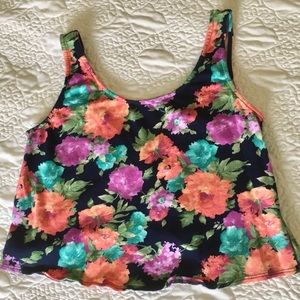 🔲 Cropped tank top with cute bowed back